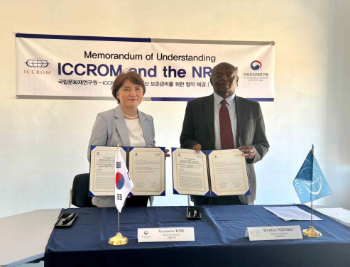 왼쪽부터 김연수 국립문화재연구원장, 웨버 은도로 이크롬 사무총장. 사진 제공=문화재청