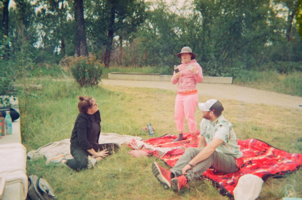 NaAC 소속의 ‘새들의 콘퍼런스’ 앙상블은 다양한 배경의 예술가가 모여 기후 변화와 원주민과의 관계, 소속 등에 관한 문제의 근원을 탐구하고, 이를 기반으로 새로운 예술 작품을 창조하는 협업 그룹이다. 2021년 5월부터 협력해 왔으며, 2021년 영국 스코틀랜드 글래스고에서 개최된 제26차 유엔기후변화협약 당사국총회(COP26), 2022년 주일본 캐나다대사관 내에 있는 프린스 다카마도 갤러리에서 열린 전시회 등에서 작품을 선보였다. 사진 제공=KF