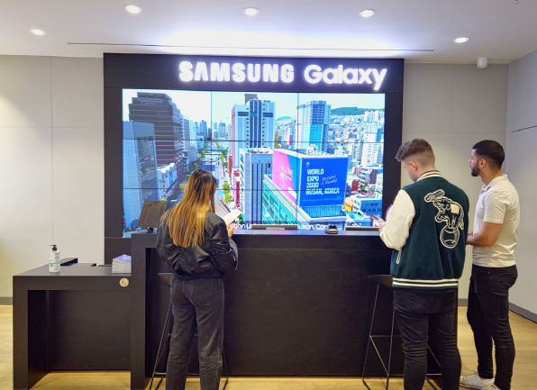 삼성전자가 파리 근교 벨리지에 위치한 삼성 매장에서 '2030 부산 엑스포' 유치 응원 홍보 영상을 상영하고 있다. 사진=삼성전자