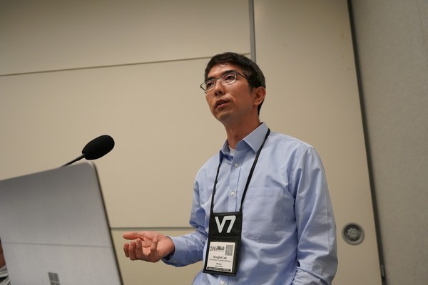 18일 진행한 워크숍에서 이홍락 LG AI연구원 CSAI가 캡셔닝 AI에 적용한 제로샷 이미지 캡셔닝 기술에 대해 설명하고 있다. 사진=LG