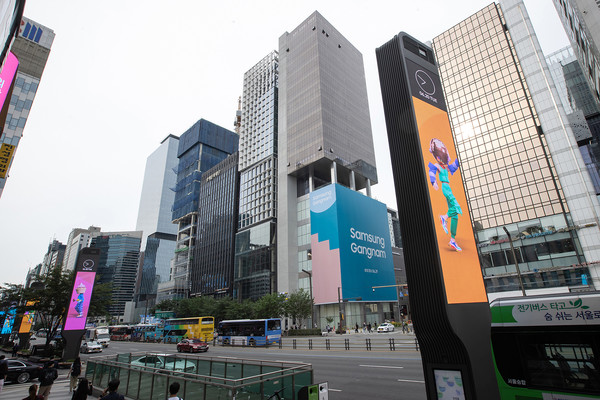 삼성전자가 20일 강남대로 일대 G-LIGHT(미디어폴) 18개와 주요 전광판 9곳을 통해 '삼성 강남' 티저 영상을 공개했다. 사진은 오픈 준비중인 '삼성 강남'의 외벽. 사진=삼성전자