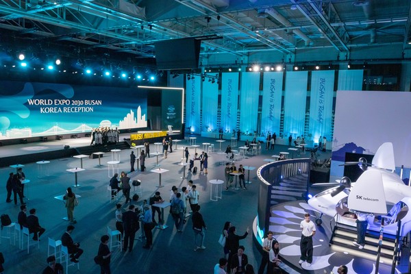 SK텔레콤은 국제박람회기구(BIE) 총회를 맞아 열린 '2030부산세계박람회 공식 리셉션'에서 대한민국의 UAM 기술과 부산엑스포가 가져올 모빌리티 미래상을 제시했다. 사진은 파리 인근 이시레물리노시 스포츠센터에 마련된 행사장 찾은 국제박람회기구 회원국 대표단이 UAM을 체험하는 모습. 사진=2030부산세계박람회 유치위원회