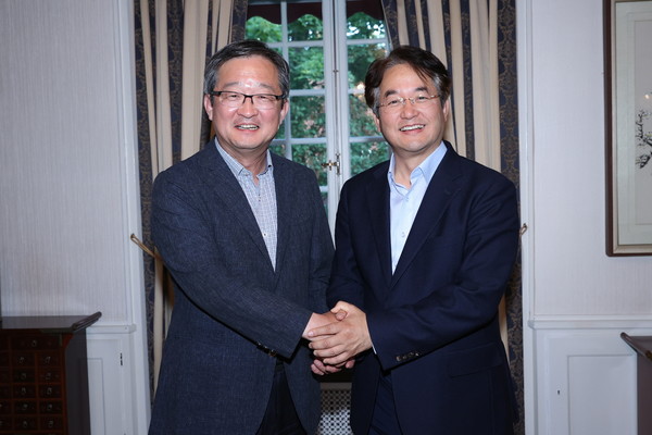 이동환 고양특례시장(오른쪽)이 정병원 주스웨덴 대사와 기념 촬영을 하고 있다. 사진=고양특례시