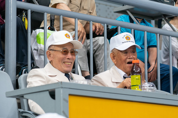 25일 고척 스카이돔에서 열린 '영웅을 향하여! 스탠드 업 포 히어로즈(Stand up for Heroes)' 행사에서 6·25 참전용사들이 야구를 관람하고 있다. 사진=효성