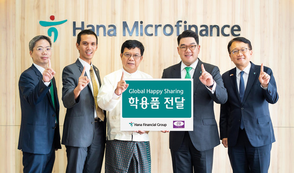 이은형 하나금융그룹 부회장(왼쪽 네 번째)이 현지 구호단체 관계자 등과 함께 기념사진을 촬영하고 있다. 사진=하나금융지주