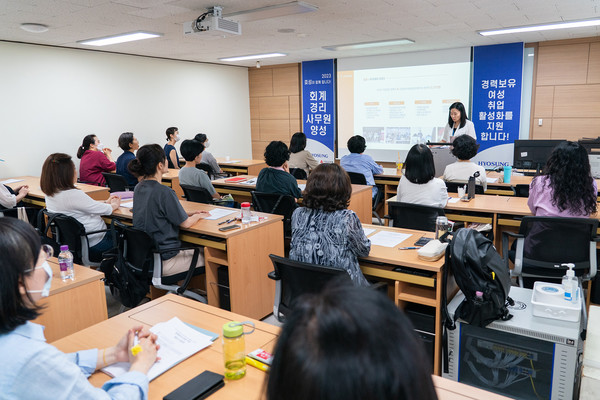 종로여성인력개발센터에서 경력보유여성들이 취업을 위해 회계경리사무원 양성 과정을 듣고 있다. 사진=효성