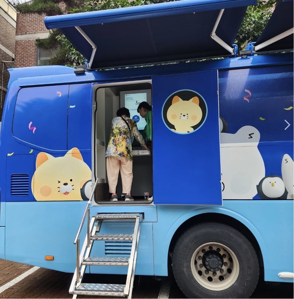 신한은행이 '찾아가는 시니어 이동점포' 서비스를 확대한다. 사진=신한은행