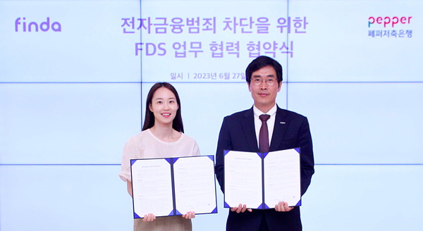핀다 이혜민 공동대표(왼쪽)과 페퍼저축은행 김준홍 디지털뱅킹사업부장이 기념 촬영을 하고 있다. 사진=핀다