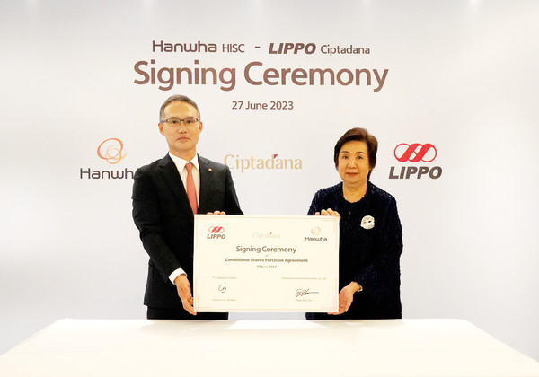 한화투자증권 한두희 대표이사(왼쪽)와 칩타다나캐피탈 캐서린 함발리 커미셔너가 계약 체결 후 기념촬영을 하고 있다. 사진=한화투자증권