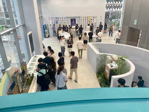 '삼성 강남' 1층 전경. 사람들이 매장 안을 둘러 보고 있다. 사진=신미정 기자