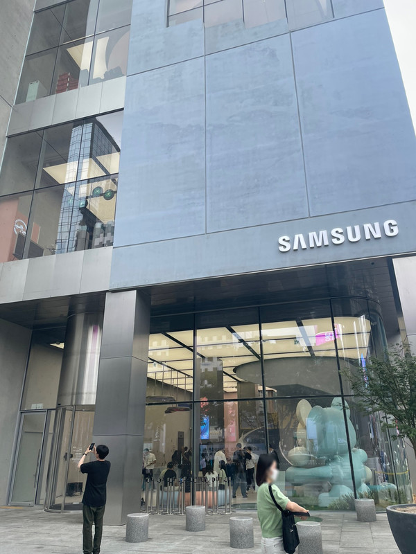 삼성 강남 전경. 한 남성이 매장 사진을 찍고 있다. 사진=신미정 기자