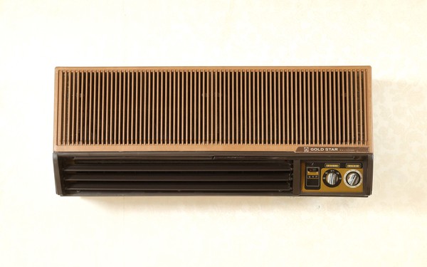 LG전자가 1979년 국내 최초로 출시한 벽걸이 에어컨이 45년 동안 정상 작동한 뒤 다시 돌아왔다. 경주에 거주하는 홍연무씨, 문희선씨 부부가 기증한 벽걸이 에어컨 'GA-100SP'. 사진=LG전자