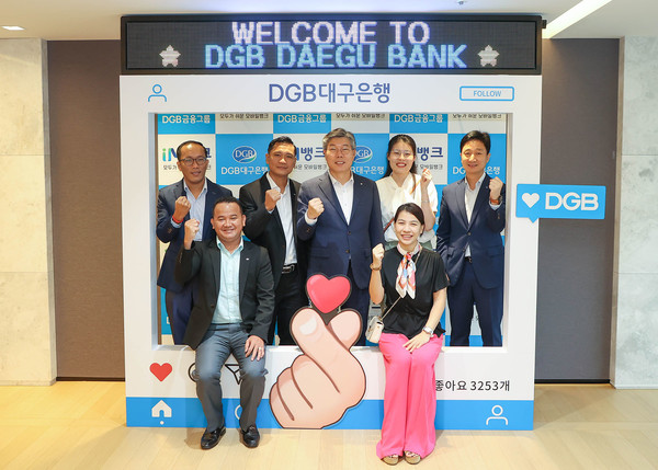황병우 은행장(가운데)가 연수에 참석한 현지 직원과 기념 촬영을 하고 있다. 사진=DGB대구은행