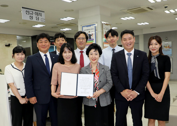 강신숙 은행장(앞줄 오른쪽 세번째)이 전주지점 직원들로부터 ‘마부작침(磨斧作針) 결의문’을 전달받고 기념 촬영을 하고 있다. 사진=Sh수협은행