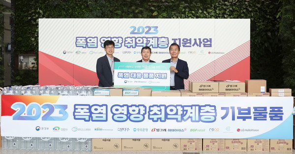 지난 5일 전달식에 참석한 김지수 환경부 기후적응과장(왼쪽에서 첫 번째), 빙그레 구매담당 최노환 상무(왼쪽에서 두 번째), 한국기후환경네트워크 이우균 상임대표(오른쪽에서 첫 번째). 사진=빙그레