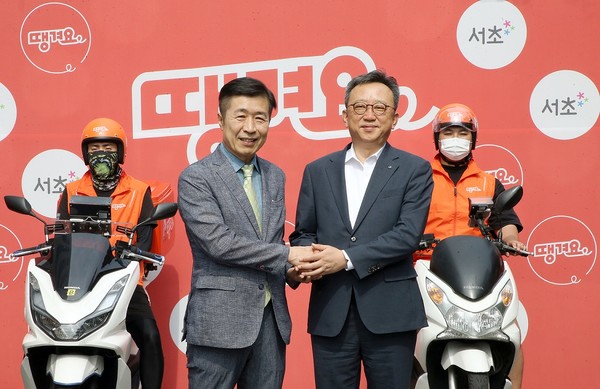 업무협약식에서 정상혁 신한은행장(오른쪽)과 전성수 서초구청장이 기념 촬영을 하고 있다. 사진=신한은행