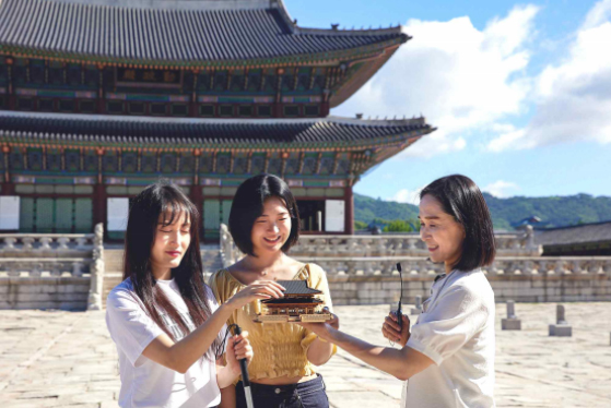 현장영상해설 투어 참가자가 근정전 모형을 만지며 건축 특징 해설을 듣는 모습. 사진 제공=문화재청