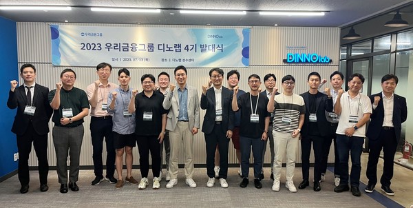 우리금융지주 최고디지털책임자 옥일진 전무, 디지털혁신부 고영수 본부장, 디노랩 4기 14개사 스타트업 대표들이 기념촬영을 하고 있다. 사진=우리금융지주