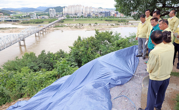 박보균 문화체육관광부 장관이 17일 수마가 할퀴고 간 충남 공주시 공산성과 무령왕릉 등 백제왕도 핵심 유적을 방문해 정진석 국회의원, 최원철 공주시장, 윤구병 공주시의회 의장 등과 함께 집중호우 피해 현황과 복구 진행 상황을 살피고 지원방안을 논의하고 있다. 사진 제공=문체부