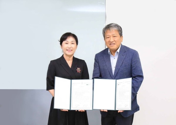 정성숙 국립정동극장 대표(좌측)와 유광종 종로문화재단 대표. 사진제공 = 국립정동극장