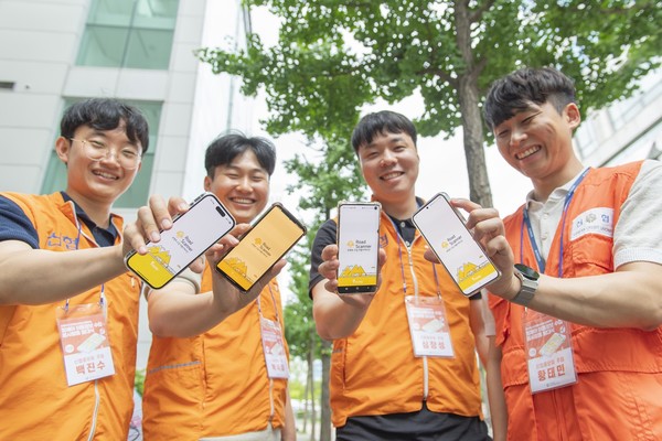 신협 직원들이 휠체어 내비게이션 앱 서비스 ‘휠비(Wheelvi)'를 시연하고 있다. 사진=신협중앙회