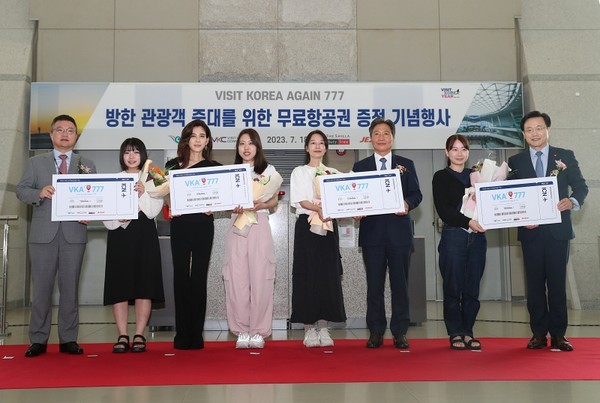 인천국제공항공사가 18일 외국인 대상 무료 항공권 배포하는 再방한 활성화 프로모션 'Visit Korea Again 777(VKA 777)'을 인천공항에서 개최했다. 김태호 호텔신라 부사장(왼쪽 첫 번째), 이부진 한국방문의해위원회 위원장(왼쪽 세 번째), 이학재 인천국제공항공사 사장(오른쪽 세번째), 김이배 제주항공 대표이사(오른쪽 끝)가 여객들과 함께 기념사진 촬영 모습. 사진=인천국제공항공