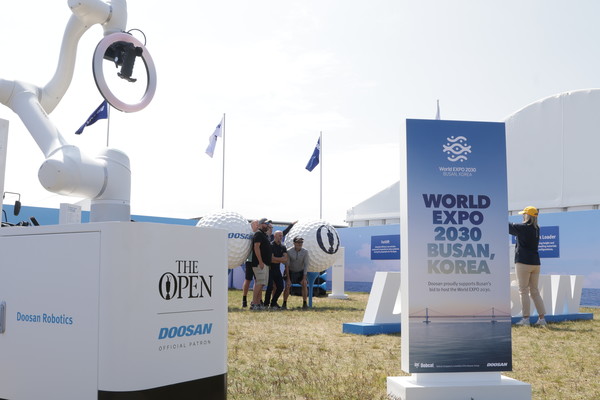 공식후원사인 두산이 대회장 내 설치한 제품 전시장에서 부산엑스포 관련 배너를 내걸고 부산엑스포 유치지원을 위한 홍보 활동을 펼쳤다. 사진=두산