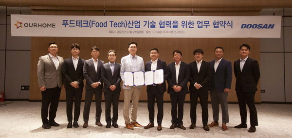 24일 아워홈 본사에서 진행된 업무협약식에서이동훈 아워홈 부사장(왼쪽 다섯 번째)과 류정훈 두산로보틱스 대표이사(왼쪽 여섯 번째)가 푸드테크 산업 기술협력을 위한 업무협약을 체결한 후 기념사진을 촬영하고 있다. 사진=아워홈