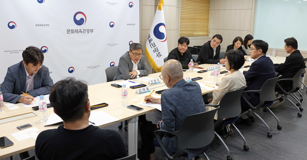 전병극 문화체육관광부 제1차관이 영상콘텐츠 제작비 세액공제 간담회에서 드라마·다큐·애니메이션 등 영상콘텐츠 주요 협·단체 및 제작사 관계자와 ‘글로벌 스탠다드에 맞지 않는 규제 철폐’를 위한 영상 콘텐츠 제작비 세액공제 확대 추진 등에 대한 논의를 하고 있다. 사진 제공=문체부