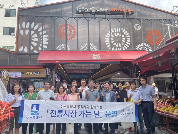수원시 경제정책국 직원들이 전통시장 가는 날 행사에 참여하고 있다. 사진=수원시