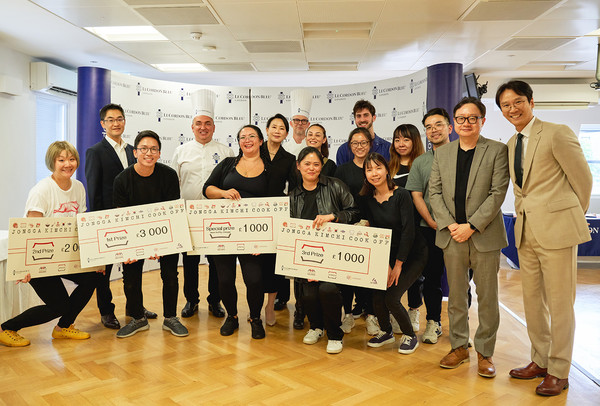 19일(현지시각) 영국에서 열린 '종가 김치 쿡오프' 요리대회에서 수상자와 심사위원단이 기념촬영을 하고 있다. 사진=대상