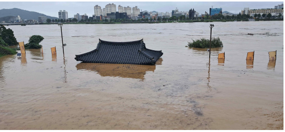 올해 집중호우로 인한 ‘공주 공산성’(사적) 만하루 침수 모습. 사진 제공=문화재청
