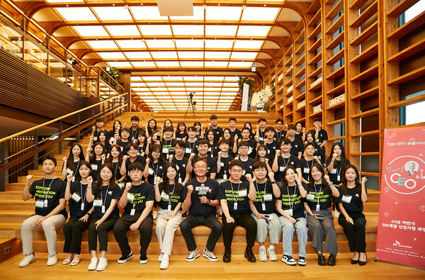 김준 SK이노베이션 부회장이 24일 서울 종로구 SK서린빌딩에서 신입사원들과 대화이후 기념사진을 촬영하고 있다. 사진=SK이노베이션