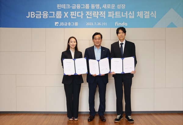 (왼쪽부터) 이혜민 핀다 공동대표, 김기홍 JB금융지주 회장, 박홍민 핀다 공동대표가 전략적 투자 계약식에서 함께 기념촬영을 하고 있다. 사진=핀다