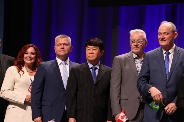 캐나다 벤쿠버에서 열린 2023년 세계신협 컨퍼런스에서 세계신협 대표들이 모여 기념사진을 찍고 있다. 오른쪽부터 제프 거스리 캐나다신협대표, 맨프레드 다젠브록 브라질신협대표, 김윤식 한국신협중앙회장, 에린 멘데즈 미국신협대표, 라팔 마투시아크 폴란드신협대표. 사진=신협중앙회 제공