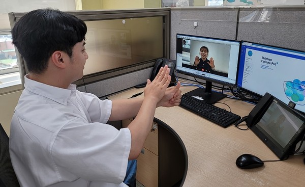 서울시 강남구 소재 신한은행 강남별관에서 ‘수어 상담 컨시어지’가 카카오톡 영상 통화로 고객과 수어 상담하는 모습. 사진=신한은행