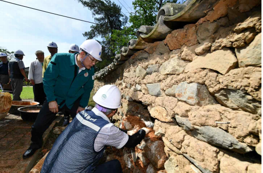  ‘대전 수운교 용호당’ 현장 점검하는 최응천 문화재청장. 사진 제공=문화재청