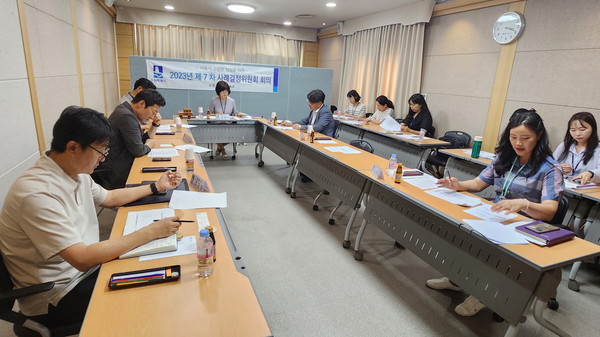 수원시 제7차 사례결정위원회 회의 모습. 사진=수원시