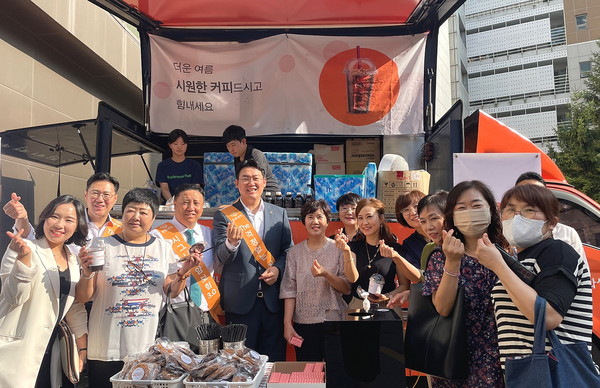 한화생명이 무더위에도 고객을 위해 땀 흘리는 FP를 찾아가 감사의 마음을 전한다. 사진=한화생명