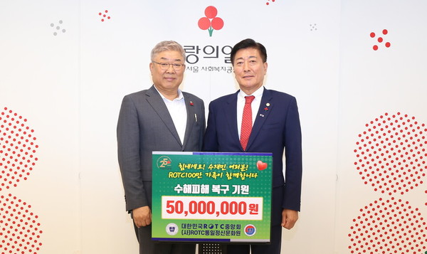 지난 1일 한진우 대한민국ROTC중앙회장(오른쪽)이 사회복지공동모금회에 기부금을 전달하고 기념촬영을 하고 있다. 사진=ROTC중앙회