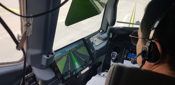 인천국제공항공사가 세계 공항 중 최초로 개발한 ‘항공기 지상이동 3D 내비게이션(A-SMGCS Onboard) 시스템’을  지난 6월 실제 항공기 운항편에서 최종 검증작업을 진행하고 있는 모습. 사진=인천국제공항공사