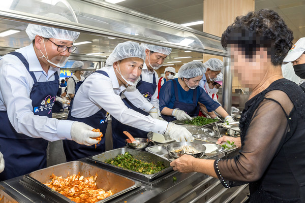  고병일 광주은행장(왼쪽 두번째)과 임직원들이  광주 남구 노대동에 위치한 빛고을노인건강타운 구내식당에서 무료배식 봉사활동을 펼치고 있다. 사진=광주은행