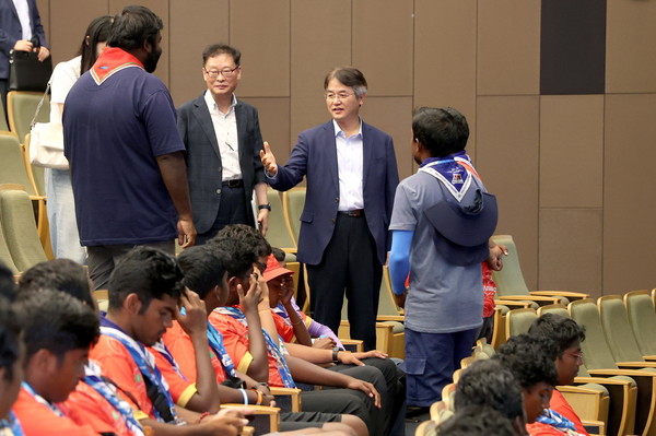 세계스카우트 잼버리 대원들과 대화하는 이동환 고양특례시장. 사진=고양특례시