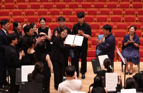 DGB금융지주 그룹지속가능경영총괄 김철호 전무와 솔라시안 유스 오케스트라 우수 단원들. 사진=DGB금융지주