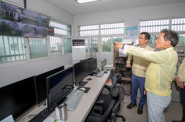 지난 9일 인천국제공항공사 이학재 사장(오른쪽)이 인천공항 배수갑문시설 현장에서 태풍 ‘카눈’ 대비 대응상황을 점검하고 있는 모습. 사진=인천국제공항공사