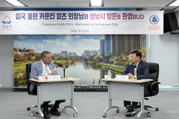 미국 조지아주 풀턴 카운티 롭 피츠 의장(왼쪽)과 신상진 시장(오른쪽). 사진=성남시