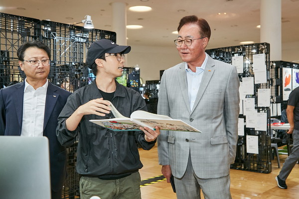 김준 SK이노베이션 부회장(오른쪽)이 출품작을 보며 학생 및 교수진과 작품에 대한 의견을 주고받고 있다. 사진=SK이노베이션