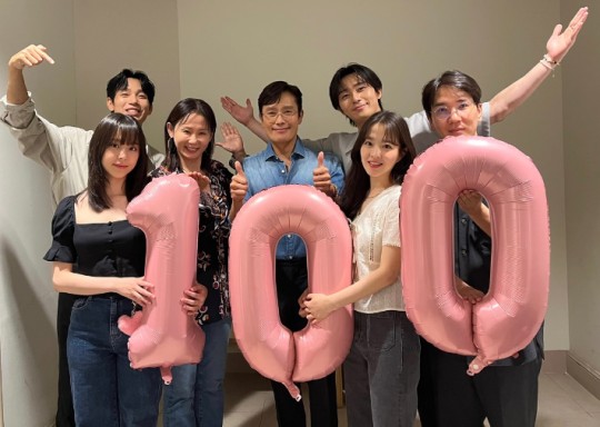 영화 '콘크리트 유토피아' 100만 돌파 기념 인증샷. 사진 제공=롯데엔터테인먼트