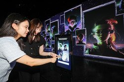 현대백화점 판교점 10층 문화홀에서 고객들이 체험형 미디어 아트 'Dear Earth : Time Walker 시간을 걷는 자' 전시장의 터치스크린을 통해 나만의 아바타를 만드는 체험을 하고 있는 모습. 사진=현대백화점