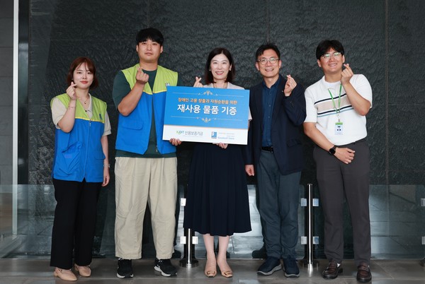 신보 임직원이 기부한 재사용가능 물품을 굿윌스토어에 전달한 후 기념 촬영을 하고 있다. 사진=신용보증기금